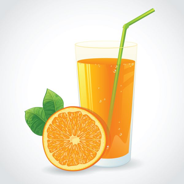 یک لیوان آب پرتقال و نیمی از پرتقال رسیده جدا شده است