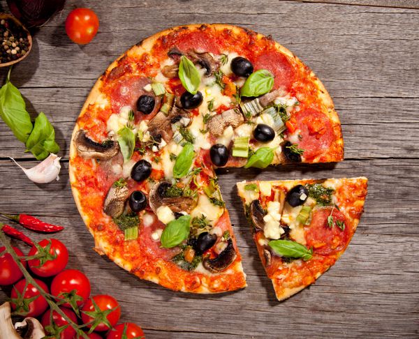 پیتزا ایتالیایی تازه نمای بالایی