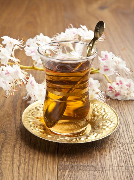 یک لیوان چای ترکی روی میز چوبی