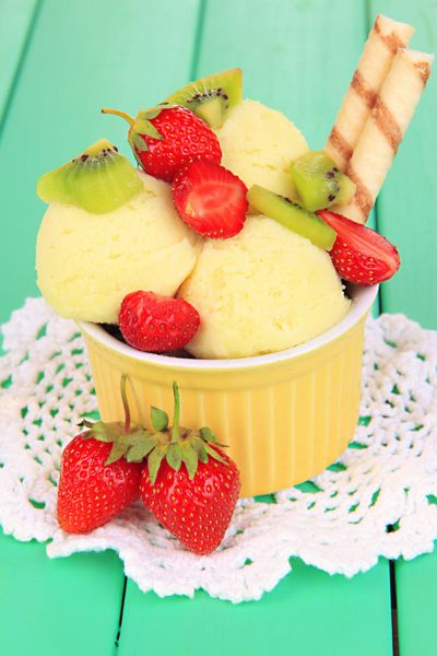 بستنی خوشمزه با میوه ها و انواع توت ها در کاسه
