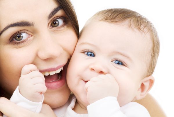عکس مادر شاد با نوزاد سفید تمرکز روی کودک