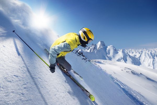 اسکی باز در کوه های مرتفع