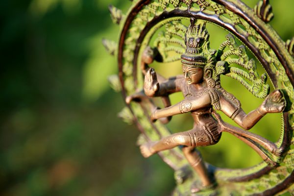 مجسمه شیوا ناتاراجا - ارباب رقص در نور خورشید