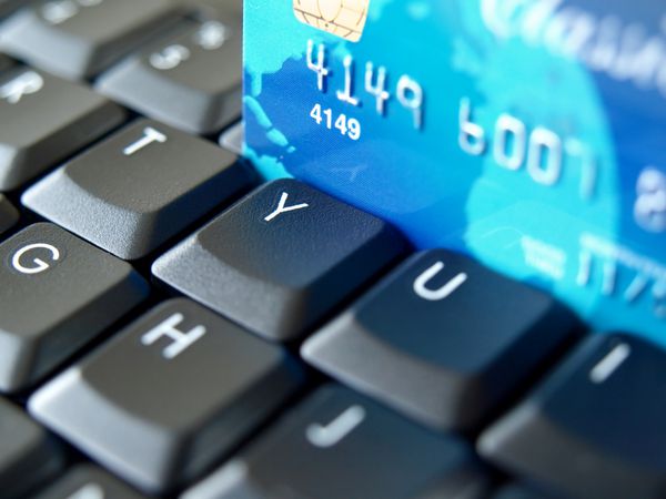 کارت اعتباری روی صفحه کلید کامپیوتر