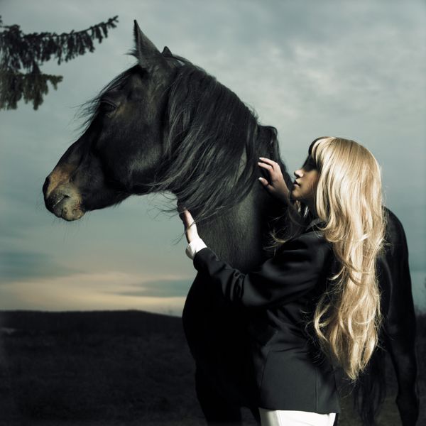 دختر و اسب زیبا
