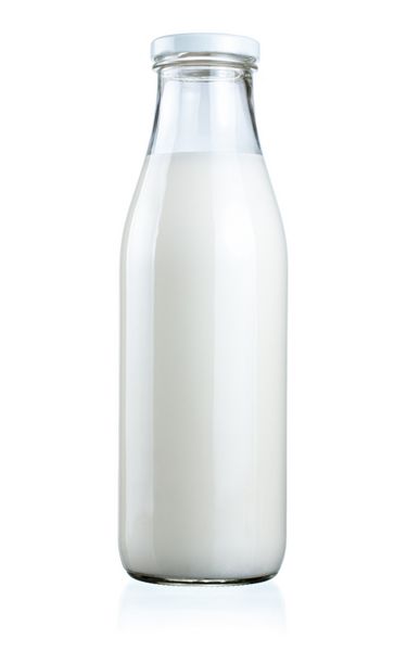 بطری شیر تازه جدا شده در پس زمینه سفید