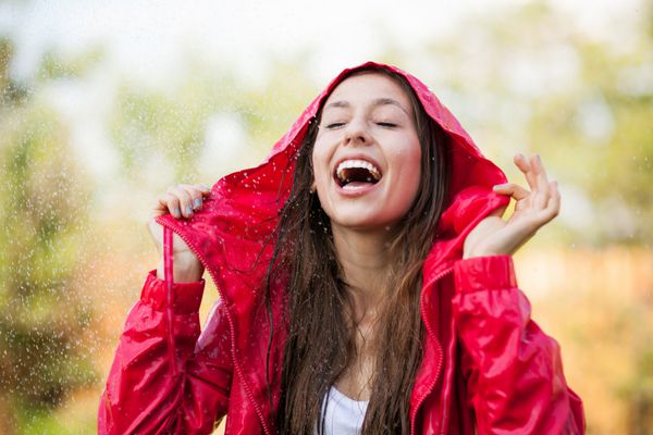 زن در حال لذت بردن از باران