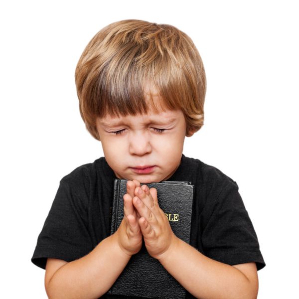 پسر بچه در حال دعا