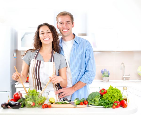 زوج خوشبخت با هم آشپزی می کنند رژیم گرفتن غذای سالم
