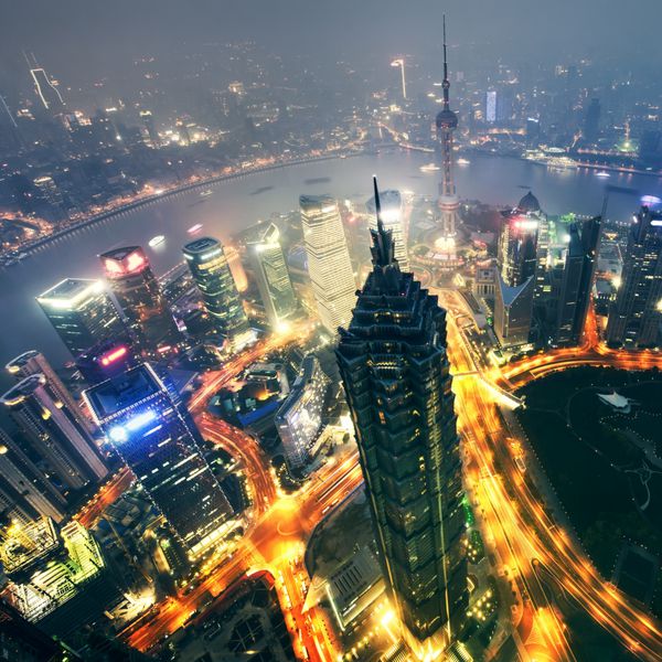 شهر شانگهای در غروب آفتاب با مسیرهای نورانی