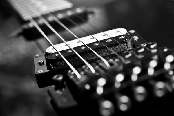 نمای نزدیک گیتار الکتریک زهی با رنگ مشکی