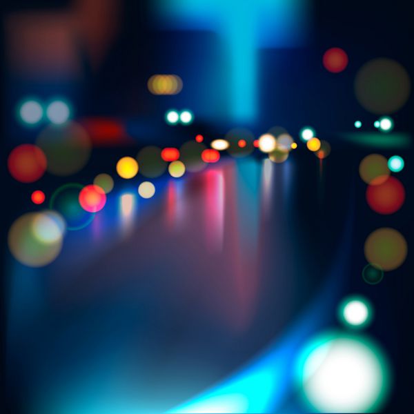 چراغ‌های غیرفعال تار در جاده شهر بارانی در شب