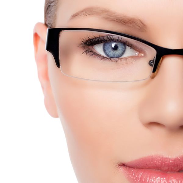 زن جوان جذاب بینایی شناس با چشمان آبی در عینک