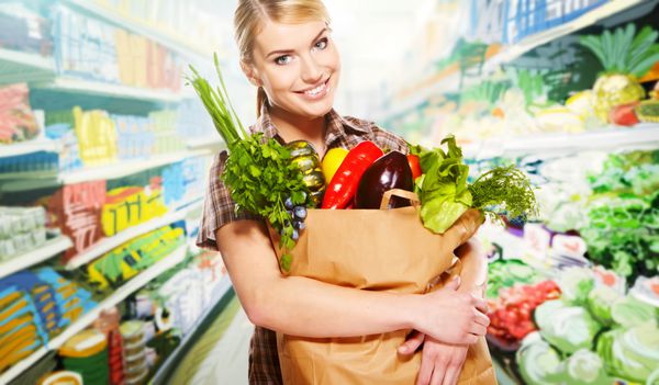 زن خرید میوه و سبزیجات در بخش تولید