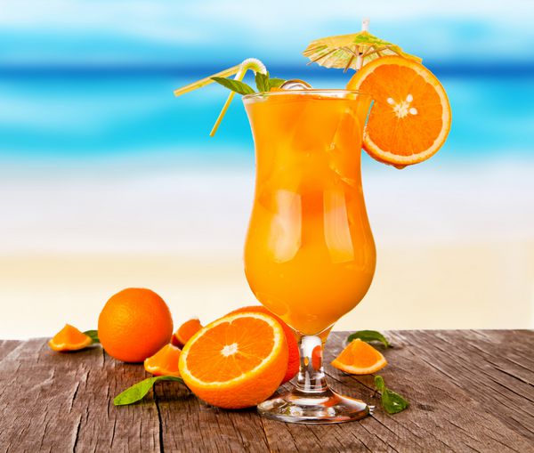 نوشیدنی تابستانی با ساحل تار در پس زمینه