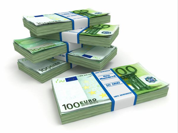 بسته های یورو در پس زمینه سفید