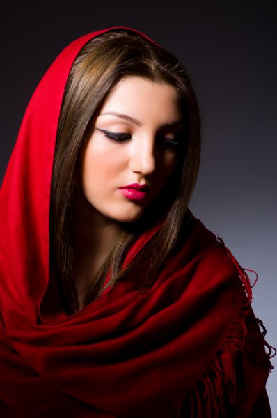 زن مسلمان با روسری در مفهوم مد