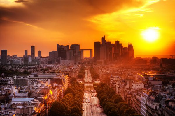 لا دفاع و شانزه لیزه در غروب آفتاب در پاریس فرانسه