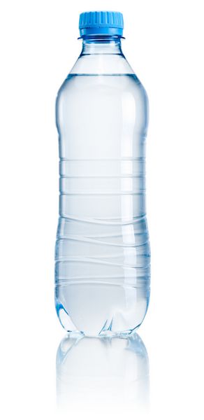 بطری پلاستیکی آب آشامیدنی جدا شده در پس زمینه سفید