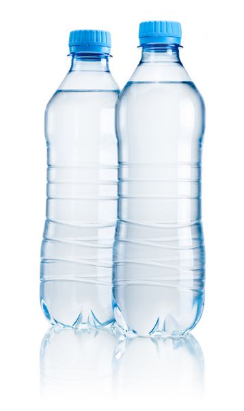 دو بطری پلاستیکی آب آشامیدنی جدا شده روی پس زمینه سفید