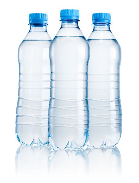 سه بطری پلاستیکی آب آشامیدنی جدا شده بر روی پس زمینه سفید