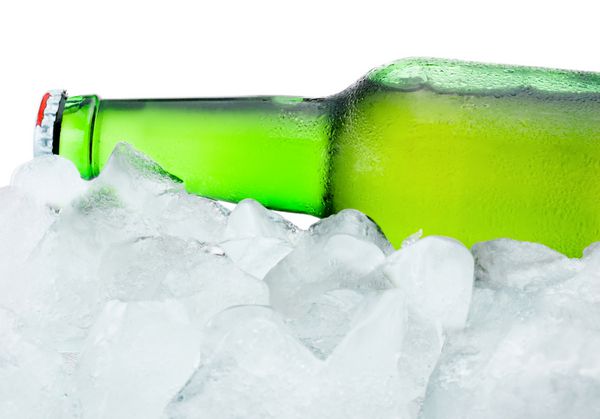 نزدیک بطری سبز با تراکم خنک در یخ جدا شده در