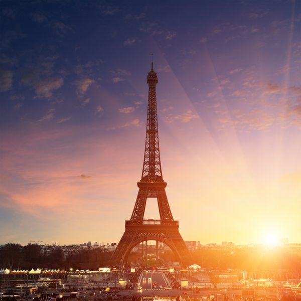 منظره شهر پاریس در غروب خورشید - برج ایفل