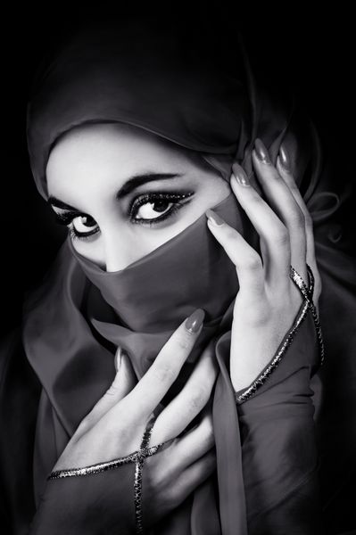 پرتره یک زن جوان مسلمان