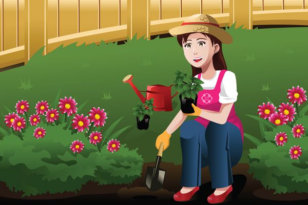 زن جوانی که در حیاط کار می کند