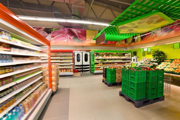 قفسه هایی با محصولات در سوپرمارکت
