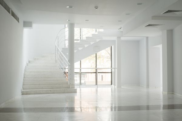 فضای داخلی ساختمان با دیوارهای سفید
