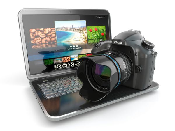 دوربین دیجیتال و لپ تاپ تجهیزات روزنامه نگار یا مسافر