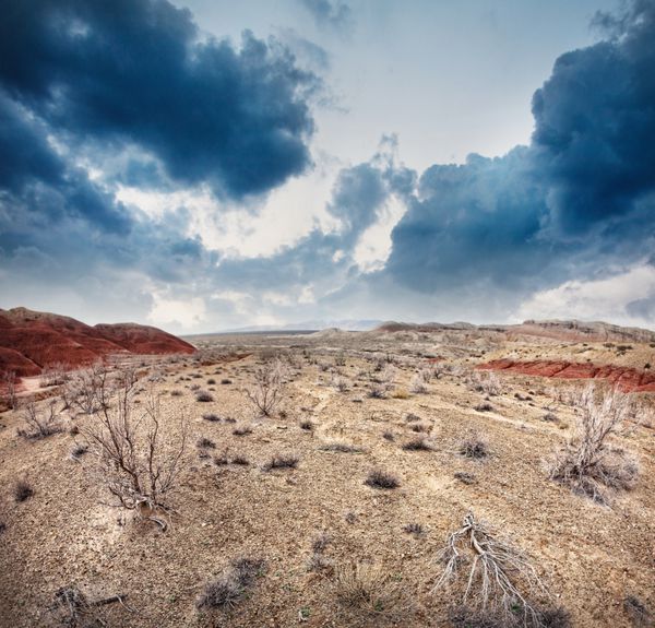 زمین خشک و آسمان ابری