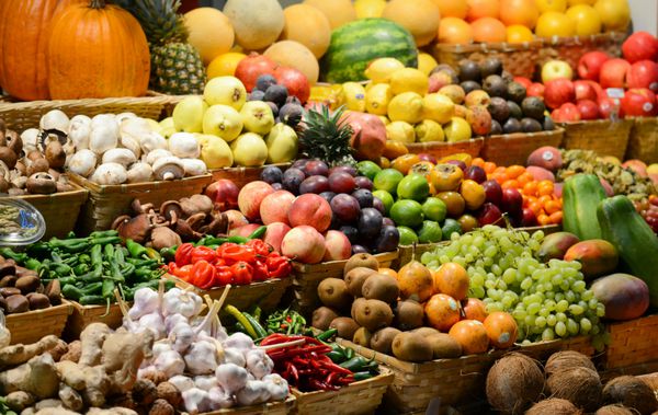 بازار میوه با انواع میوه ها و سبزیجات تازه رنگارنگ -