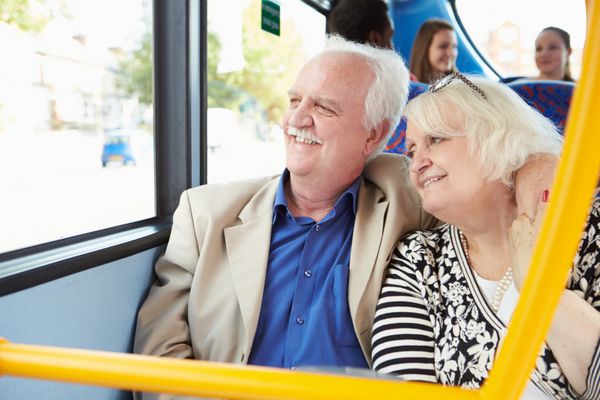 زوج سالخورده ای که از سفر با اتوبوس لذت می برند