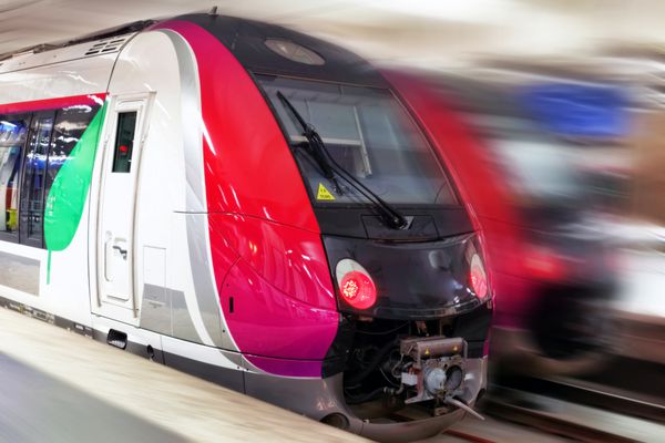 قطار مسافربری سریع مدرن اثر حرکتی