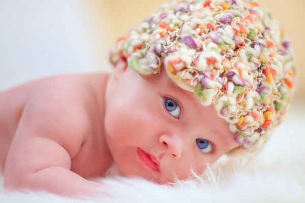 پرتره کودک کوچولوی ناز با کلاه رنگارنگ