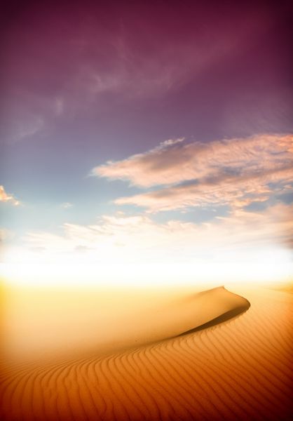 تپه های شنی در غروب خورشید در صحرای صحرا