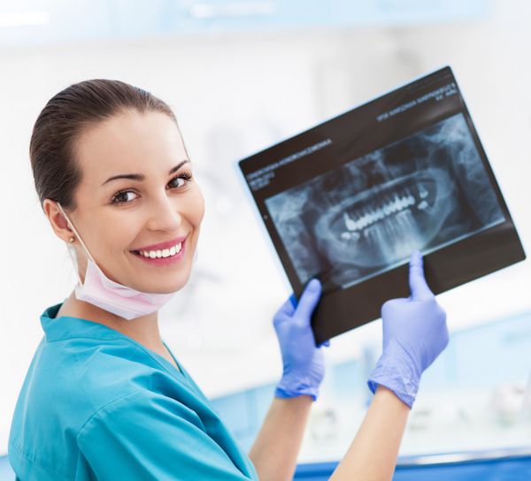 دندانپزشک زن با عکس اشعه ایکس