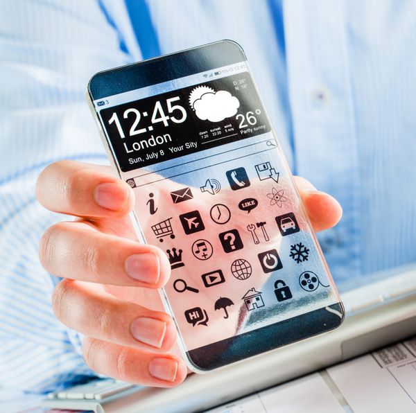 گوشی هوشمند با صفحه نمایش شفاف در دست انسان