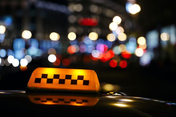 تابلوی تاکسی نورانی در خیابان شهر