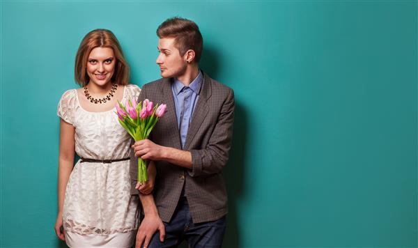 زوج زیبا عاشق گل لاله
