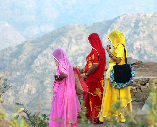 زنان هندی با ساری های رنگارنگ بالای تپه