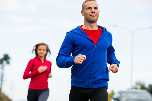 سبک زندگی سالم - زن و مرد در حال دویدن در پارک