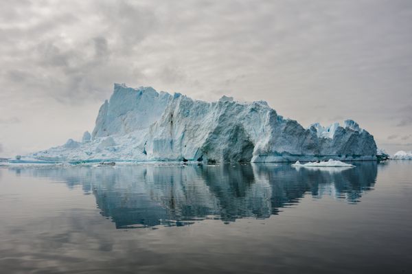 انعکاس کوه های یخ در خلیج دیسکو شمال گرینلند
