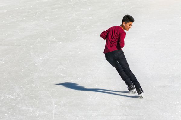 پسر جوان در میدان یخ در فضای باز