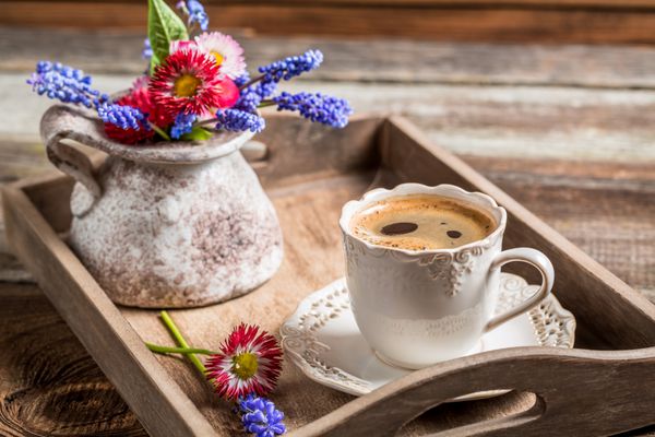 قهوه و گل های بهاری برای صبحانه