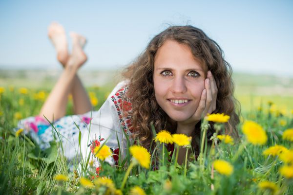 دختر جوان اوکراینی با گل های زرد