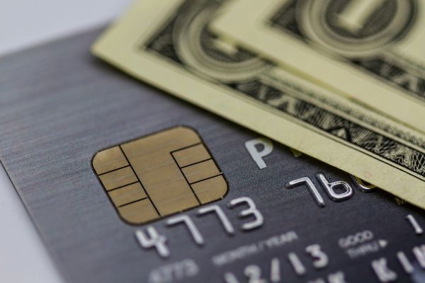 تراشه ایمن پوشش کارت اعتباری با اسکناس های دلاری