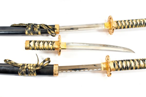 شمشیر کاتانای سامورایی ژاپنی روی سفید